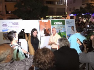 El nostre candidat a l'alcaldia, Jaume Llinares, enganxa el primer cartell de la campanya
